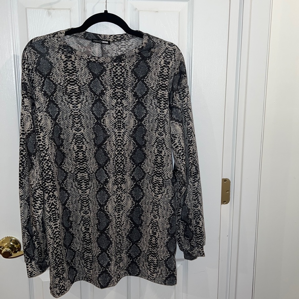 NWOT 2 piece matching set, gray snake print!!